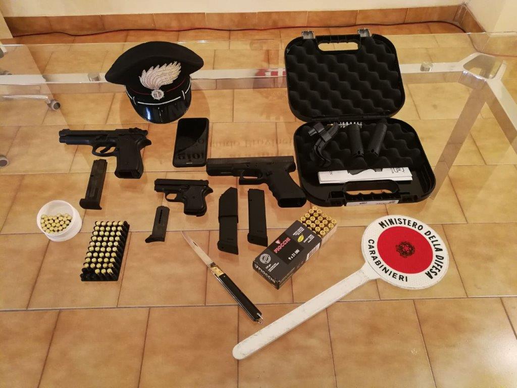 Stalker arrestato aveva tre pistole e un coltello