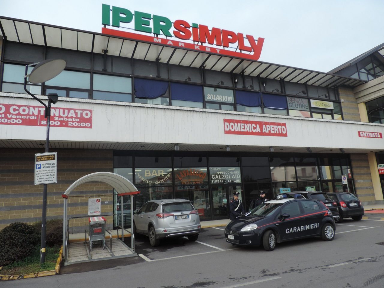 Ruba alcolici al supermercato, arrestato dai carabinieri