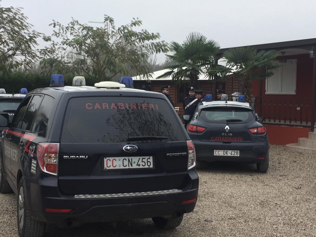 Perquisizione in corso a Mantova: 70 carabinieri e unità cinofile, setacciati i campi nomadi