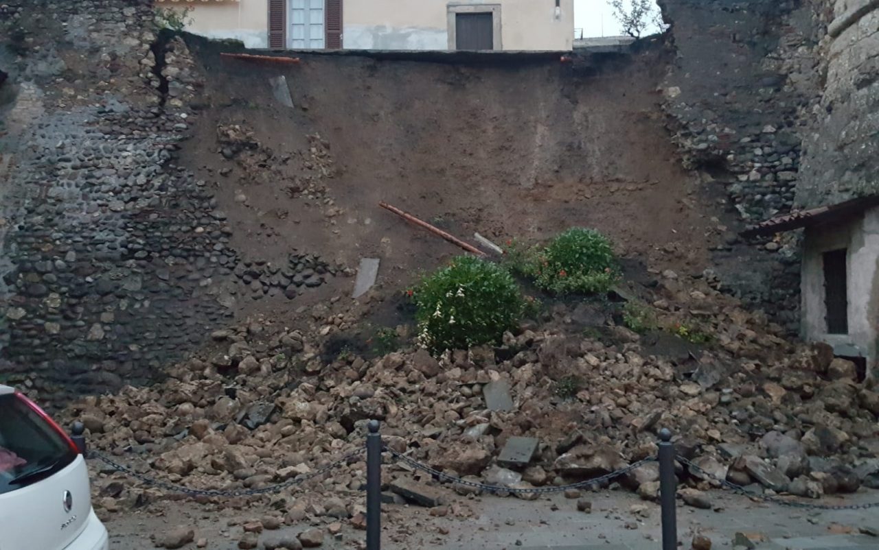 Crolla muro vicino alla chiesa di Rovato FOTO e VIDEO