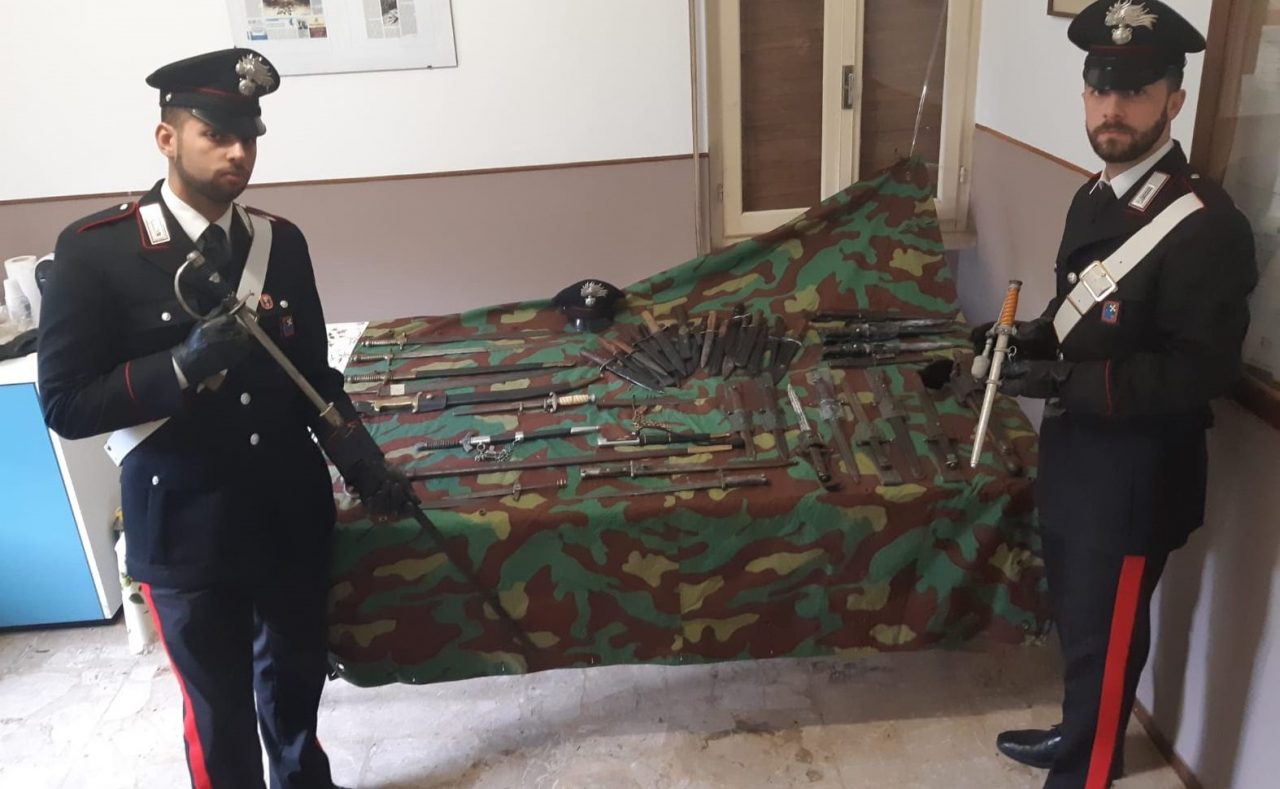 13 revolver e diverse armi da guerra in casa, arrestato un 60enne