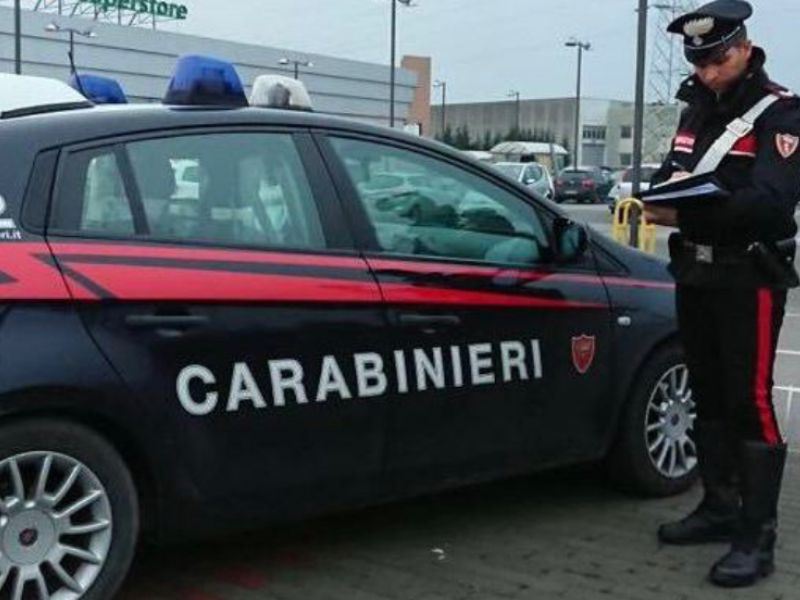 Ruba al supermercato: usa la figlia per eludere i controlli
