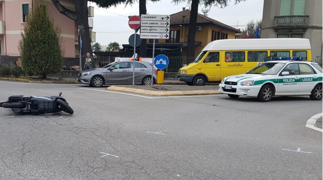 16enne sbalzata dallo scooter a Capriolo, salvata dal casco