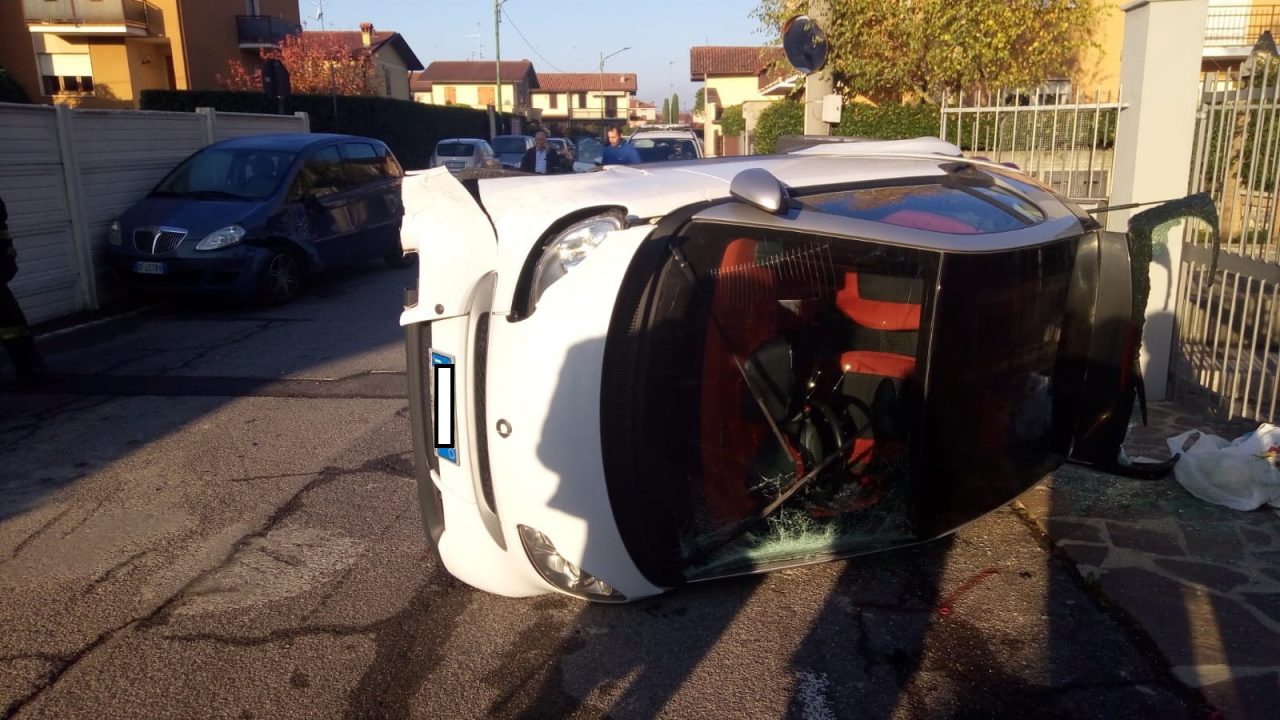 Smart ribaltata a Palazzolo dopo un incidente