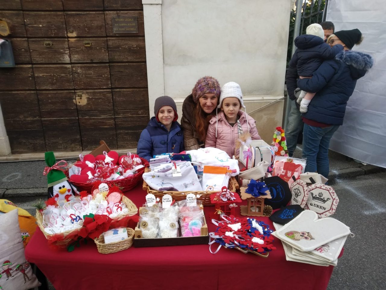 Folla ai mercatini bagnolesi aspettando il Natale