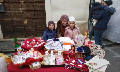 Folla ai mercatini bagnolesi aspettando il Natale