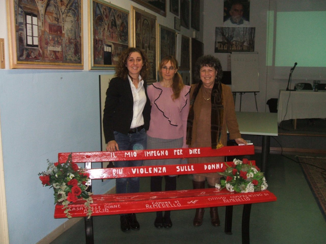 Violenza sulle donne: a Remedello i giovani firmano sulla panchina rossa