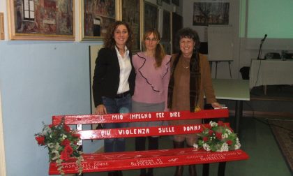 Violenza sulle donne: a Remedello i giovani firmano sulla panchina rossa