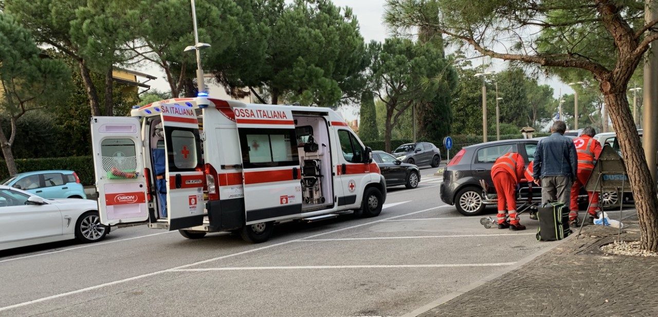 Cinquantunenne si sente male in piazzale Campiello a Sirmione