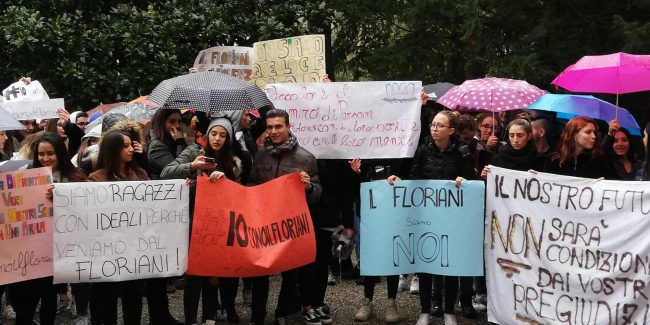 Prof colpita con una sedia, uno studente confessa