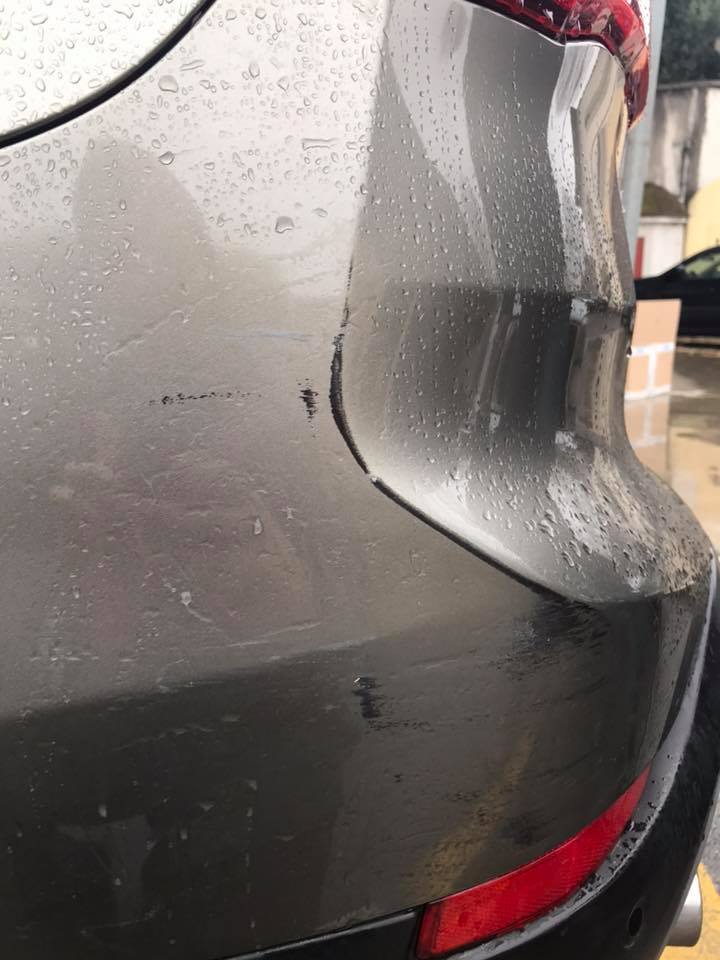 Contro l’auto e scappano: «Dove sono le telecamere a Ghedi?»