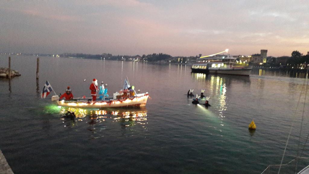 Babbo Natale e le renne subacquee a Desenzano