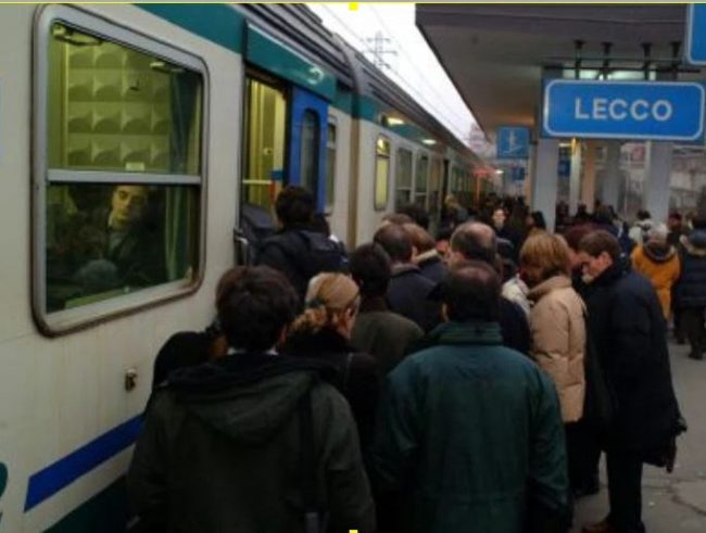 I pendolari ci riprovano e scrivono a Babbo Natale: “Aiutaci tu”