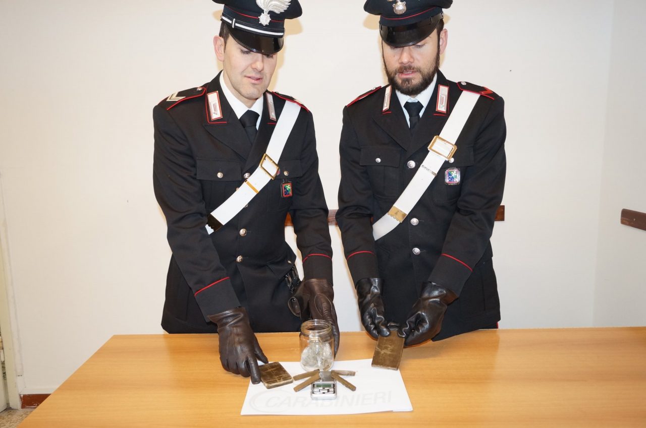 Hashish e marijuana nella casa della madre, arresto in Val Trompia