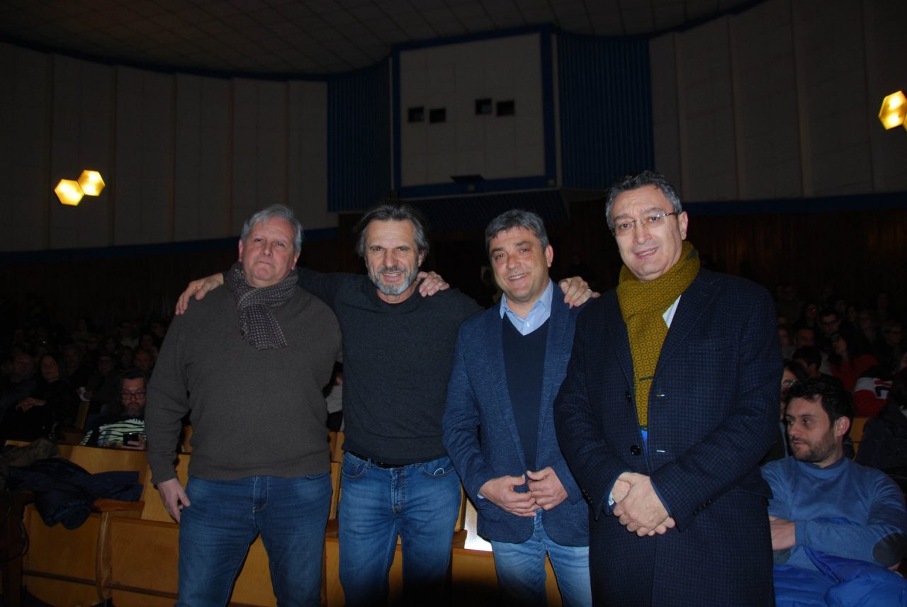 Ema pesciolino rosso riempie il teatro di Dello