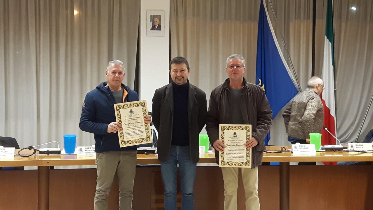Premiati in Consiglio a Coccaglio due dipendenti che vanno in pensione