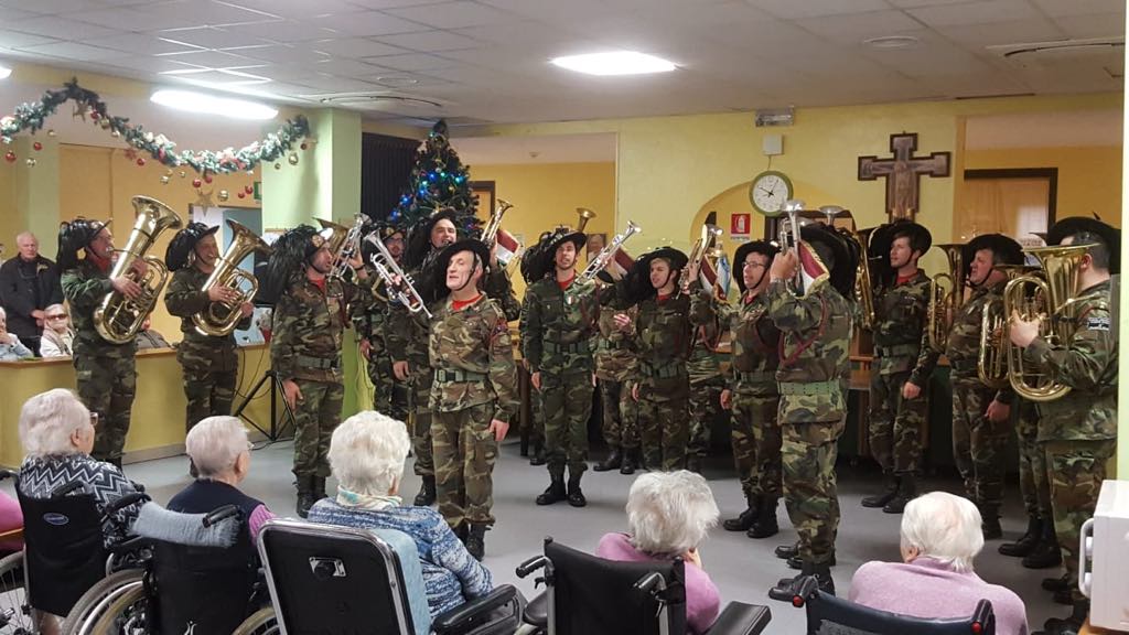 Gioia alla casa di riposo di Rovato con la fanfara e i bersaglieri