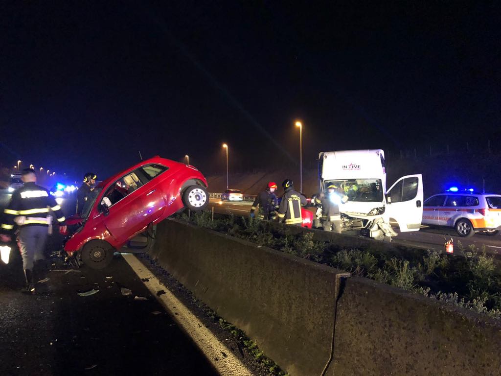 Furgone contromano in A4 all’altezza di Palazzolo. Giovane 23enne gravissima