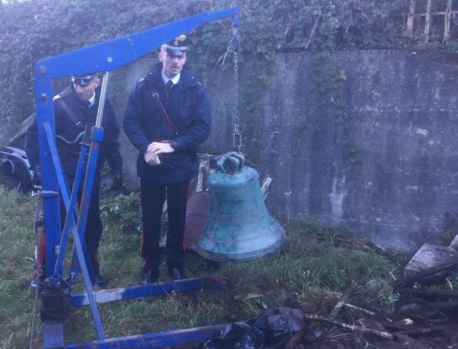 Avevano rubato una preziosa campana in bronzo, nei guai padre e figlio