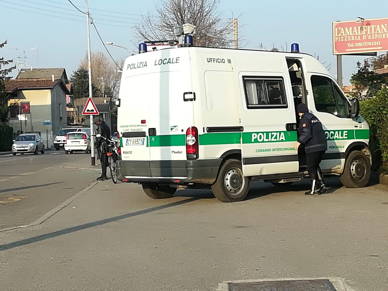 Auto ribaltata a Flero dopo un tamponamento