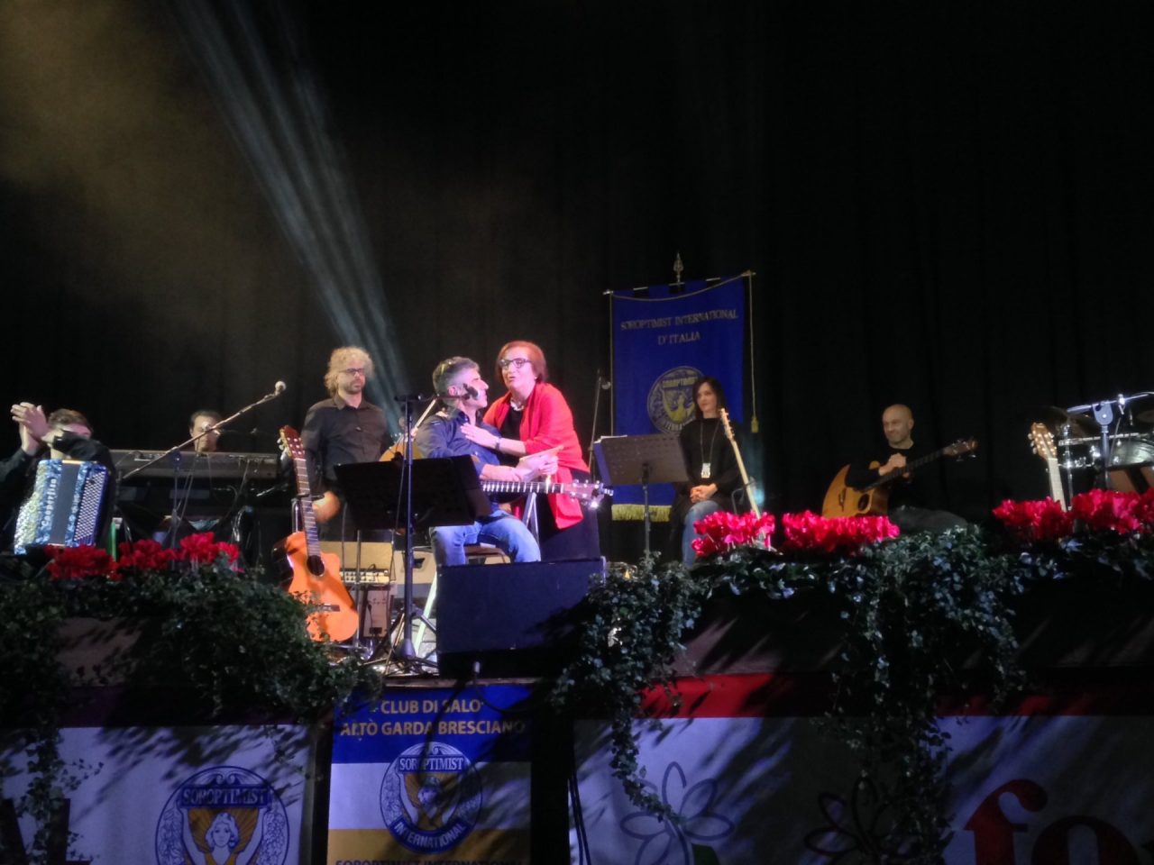 Al Teatro Cristal di Salò la musica di De Andrè per dire no alla violenza