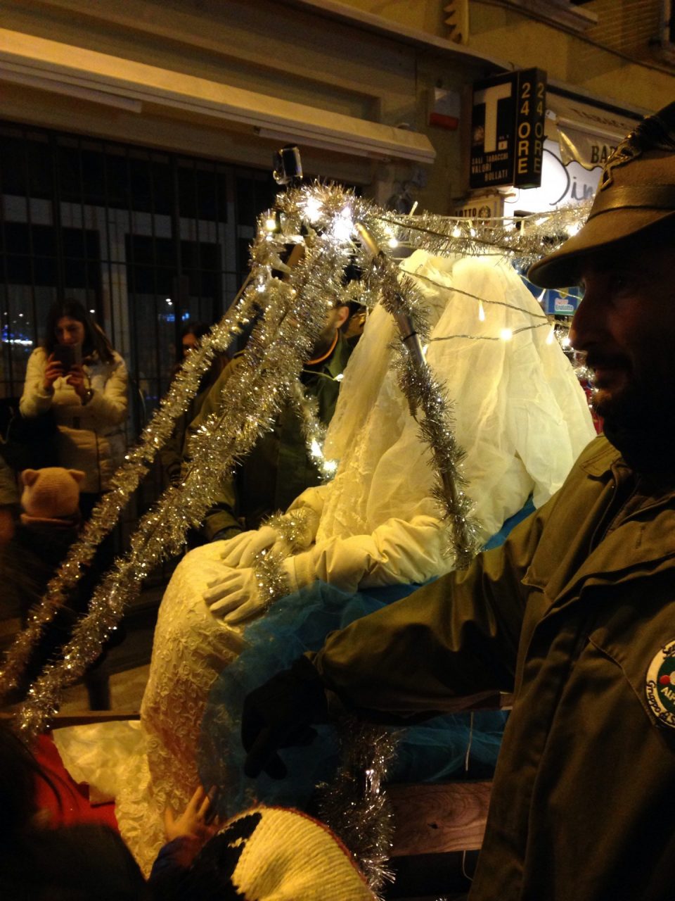 Santa Lucia per le strade di Salò tra una folla di bambini