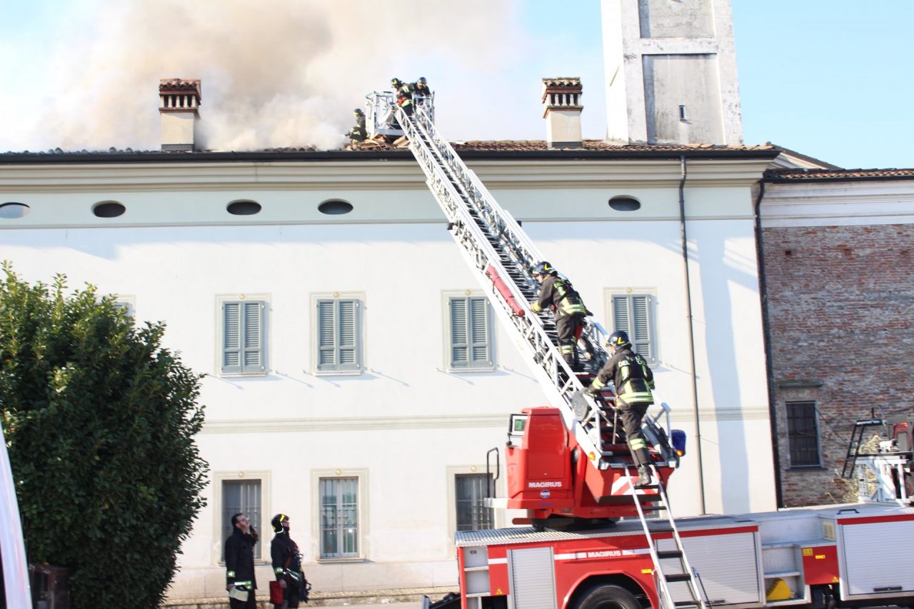 Incendio a Verolanuova in fiamme tetto di una casa