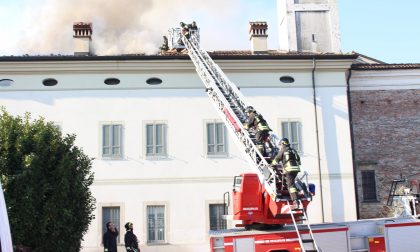 Incendio a Verolanuova in fiamme tetto di una casa