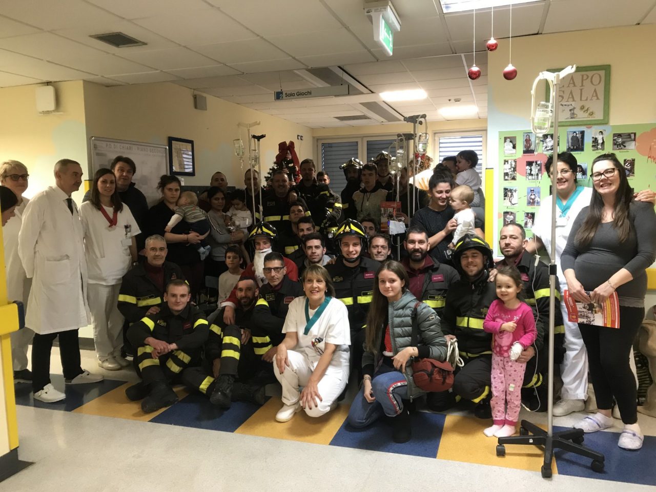 Vigili del fuoco di Chiari in Pediatria per portare doni ai piccoli malati FOTO E VIDEO