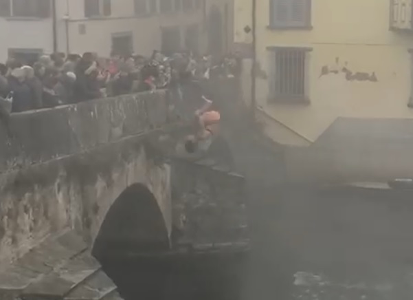 Le Sorghe de l’Òi si sono buttate nell’Oglio dal ponte romano di Palazzolo VIDEO