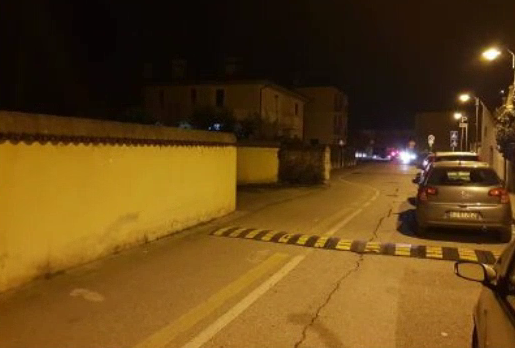 I lavori ostacolano l’accesso ai box, borgosatollese parcheggia fuori e viene multato