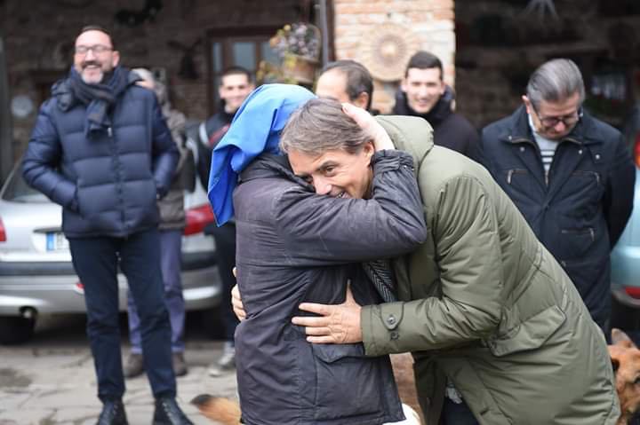 Roberto Mancini ritorna alla comunità Shalom: caloroso saluto a suor Rosalina Ravasio FOTO