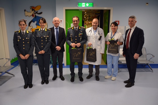 Guardia di finanza in visita in Poliambulanza per gli auguri natalizi