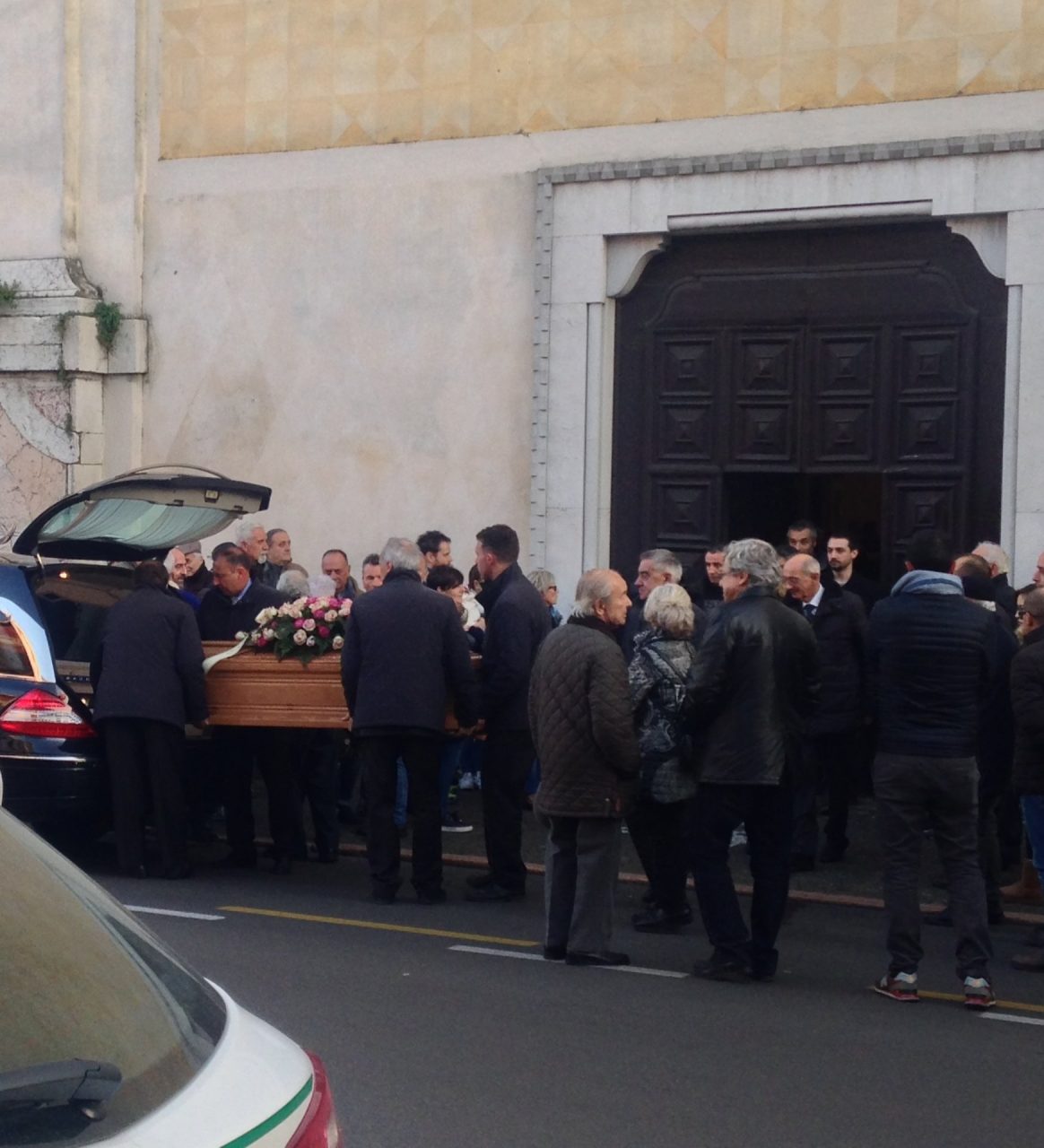 Tante persone per l’ultimo saluto a Ornella