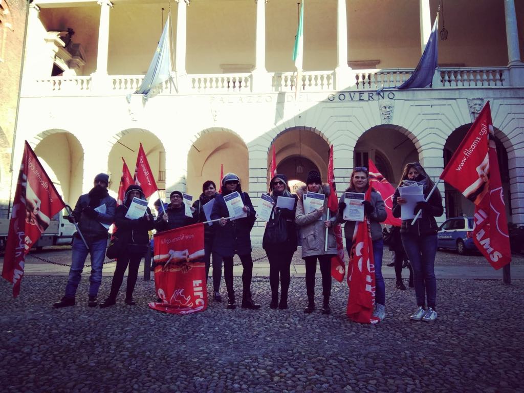 Sciopero davanti alla Prefettura delle lavoratrici addette ai servizi di pulizia all’Aeronautica Militare di Ghedi