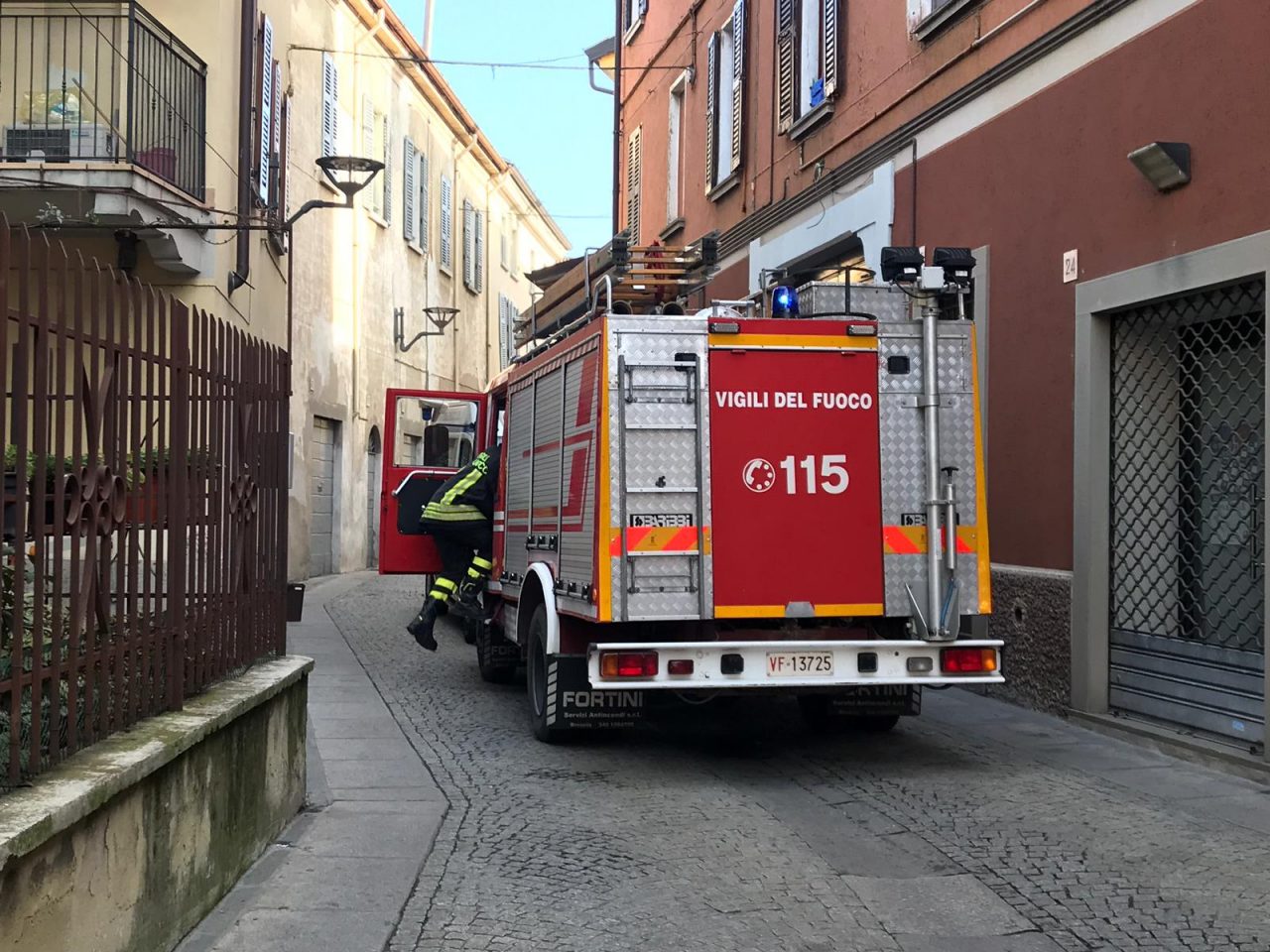 Pompieri in azione in centro a Chiari per soccorrere un’anziana caduta
