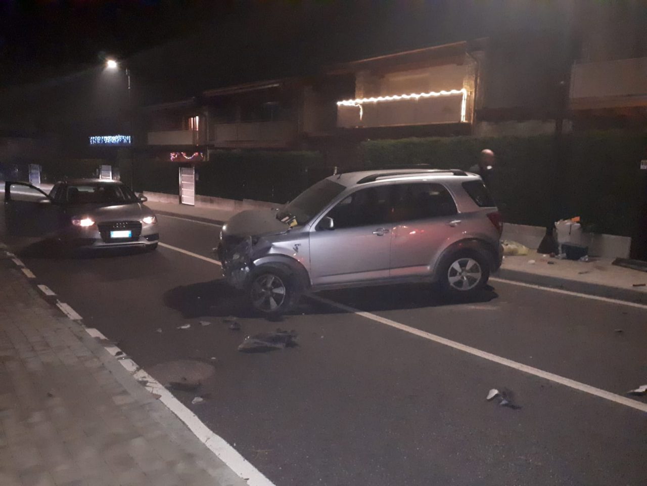 Sbanda e finisce contro una ringhiera a Paratico