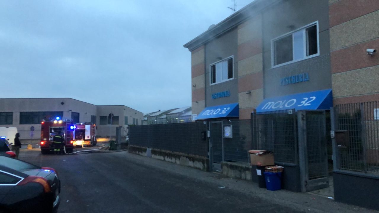 Incendio al Molo 32: Vigili del fuoco in azione a Coccaglio