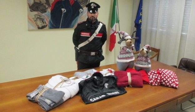 Ruba peluches natalizi, arrestato 49enne nel cremonese