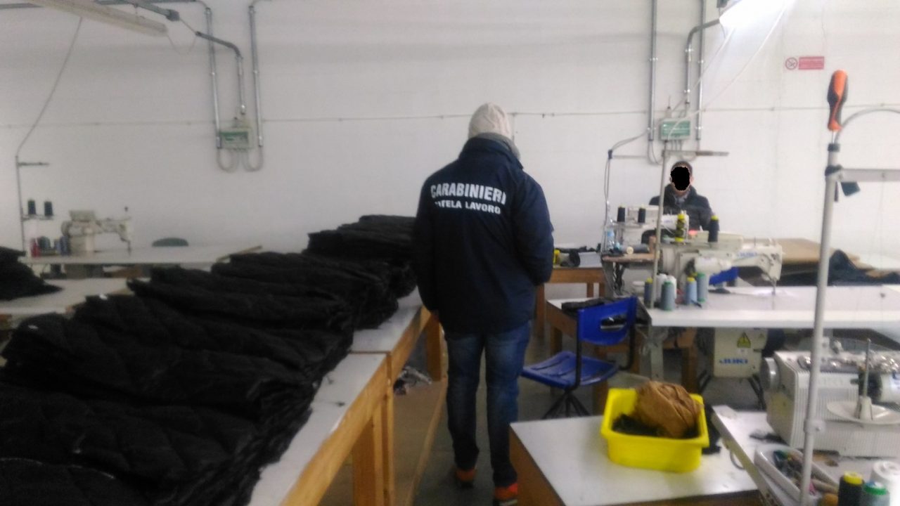 Controlli nelle aziende, sequestrato laboratorio di confezioni