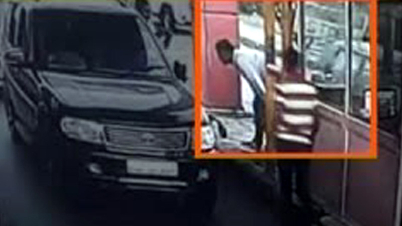 Testa incastrata fra auto e casello dell’autostrada: le erano cadute delle monetine