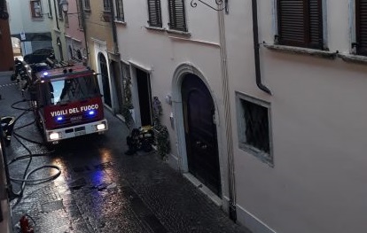 In fiamme il tetto di una casa a Salò
