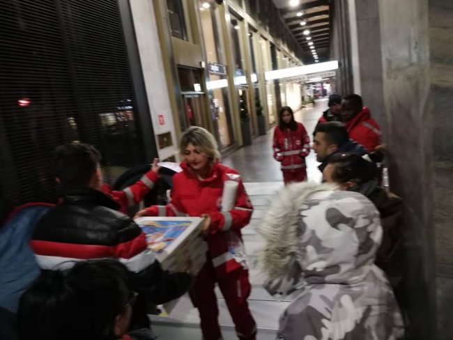 Gli ordinano 60 pizze ma non si presentano, lui le porta ai senzatetto