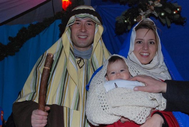 Sindaco con la compagna consigliere regionale vestiti da Giuseppe e Maria: “Il Natale non si tocca”