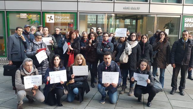 Pendolari della tratta Milano-Verona protestano davanti alla Regione