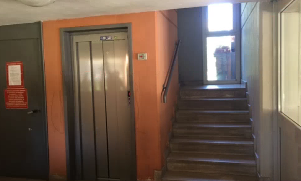 Violenta la ex moglie davanti al figlio di 3 anni