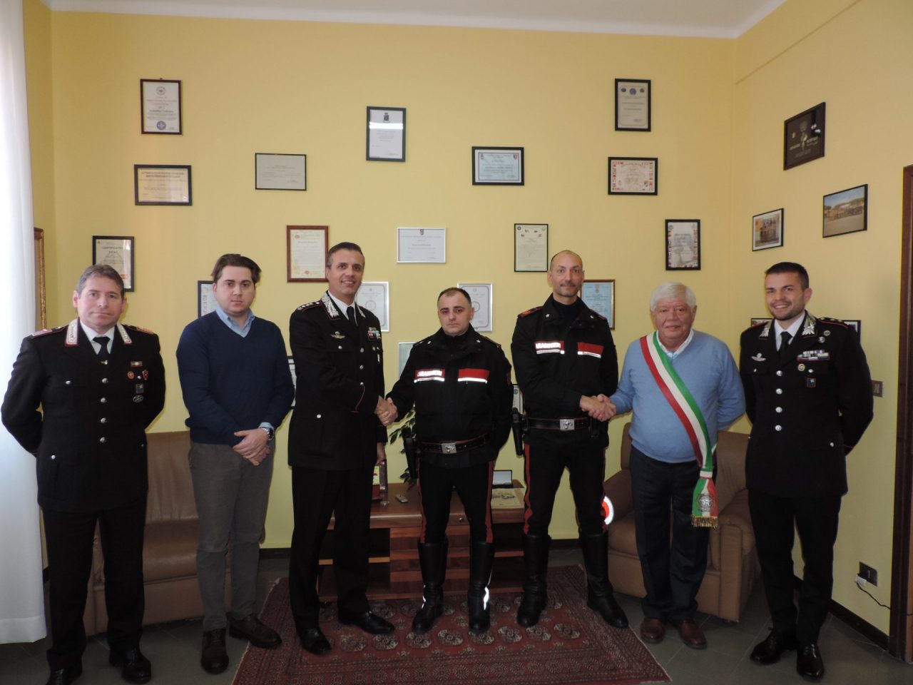 Tenta il suicidio facendo esplodere la casa: l’eroismo di due carabinieri salva un uomo
