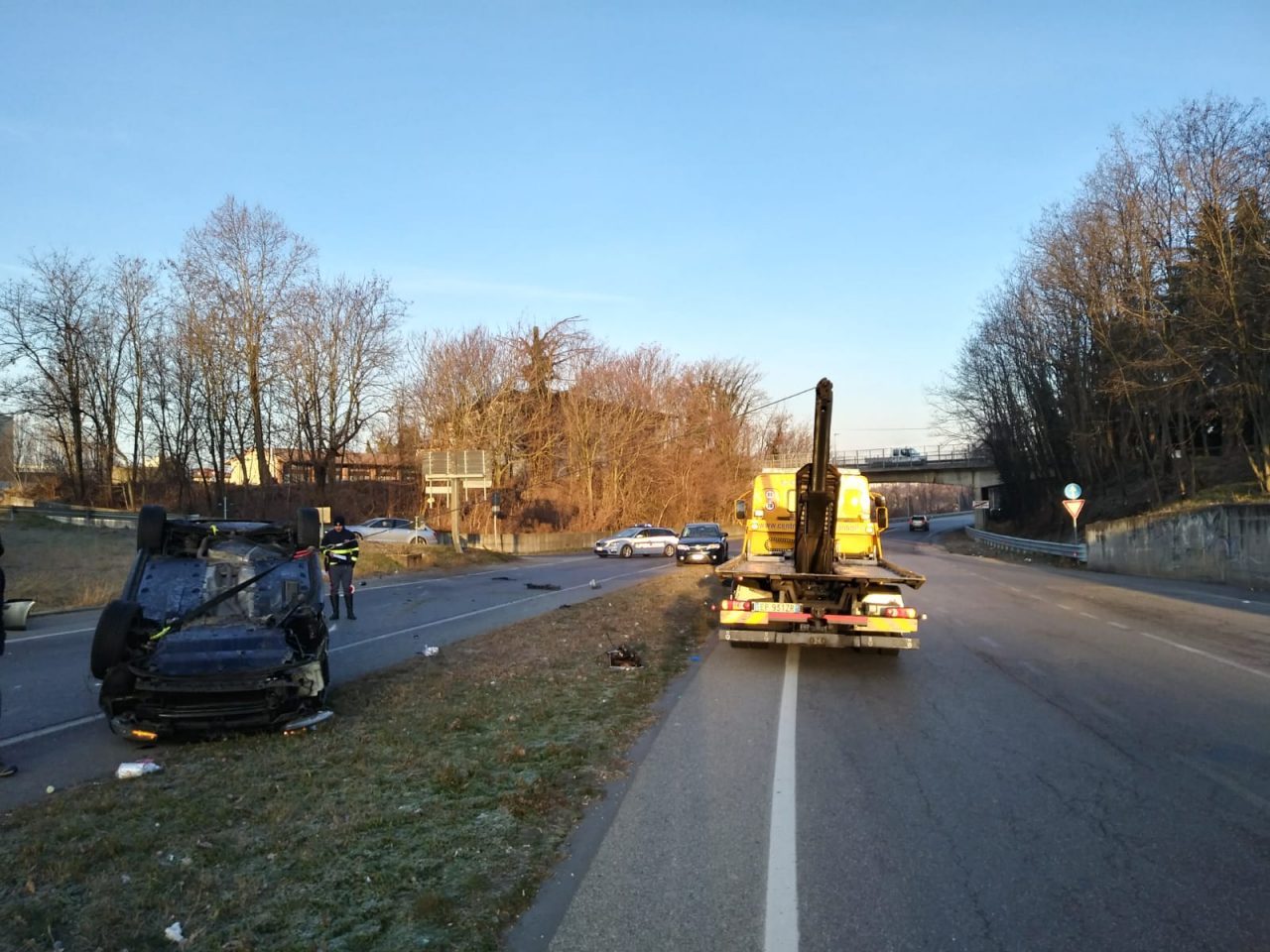 Pauroso ribaltamento a Palazzolo poco prima dell’alba