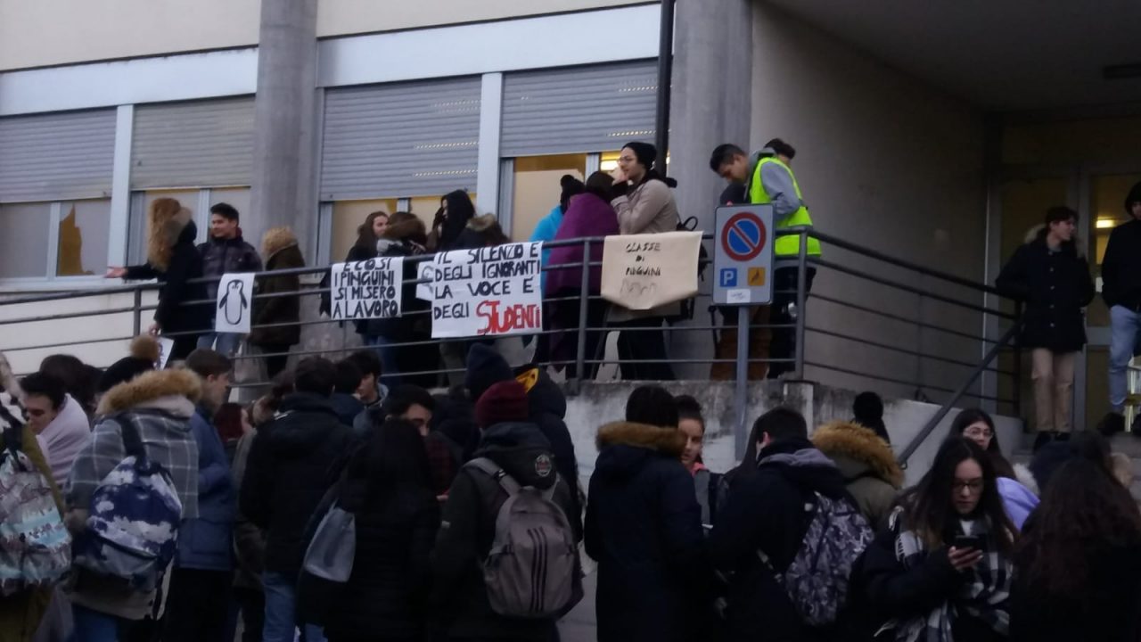 Scioperano gli studenti dell’Istituto Cesare Battisti di Salò