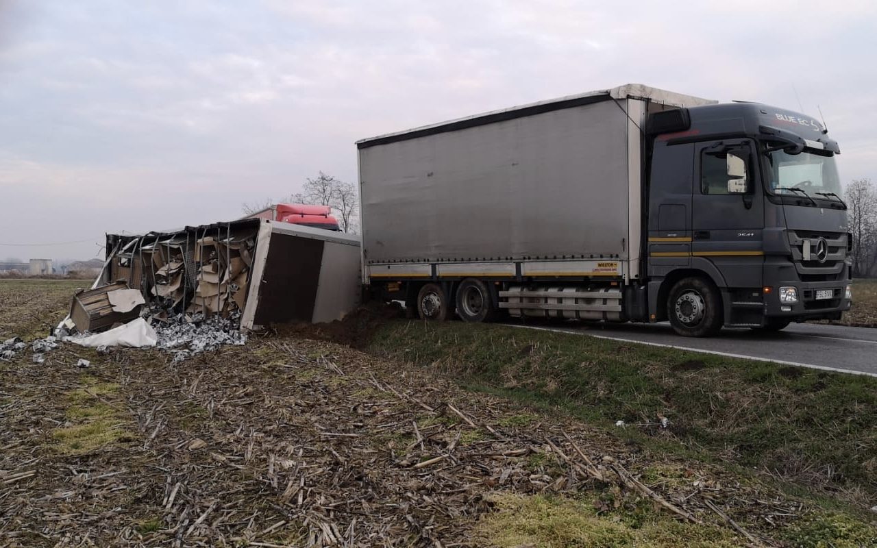 Camion fuori strada tra Milzano e Alfianello